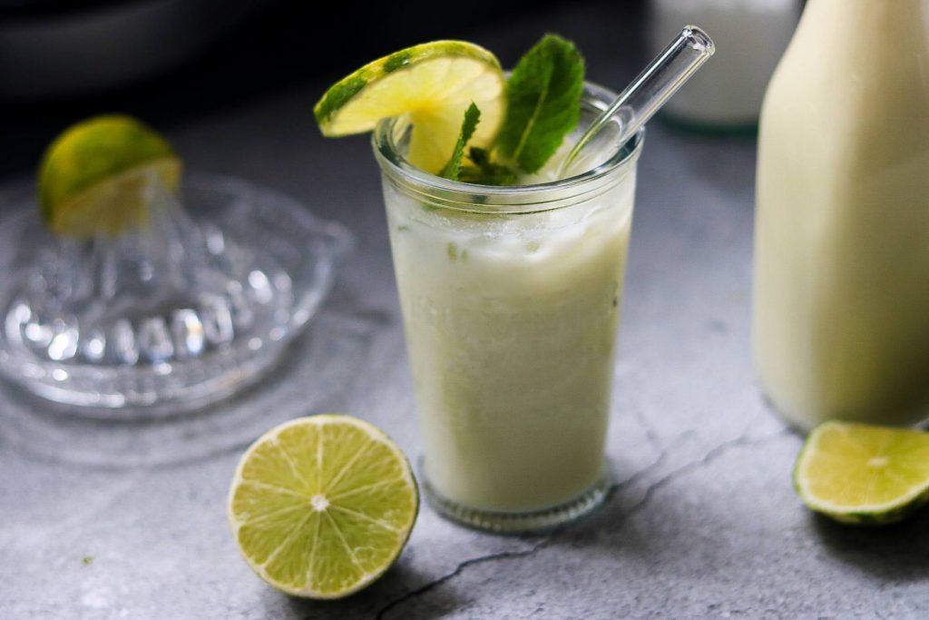 Verre de limonade maison aux fruits, boisson rafraîchissante sans sucre pour l'été