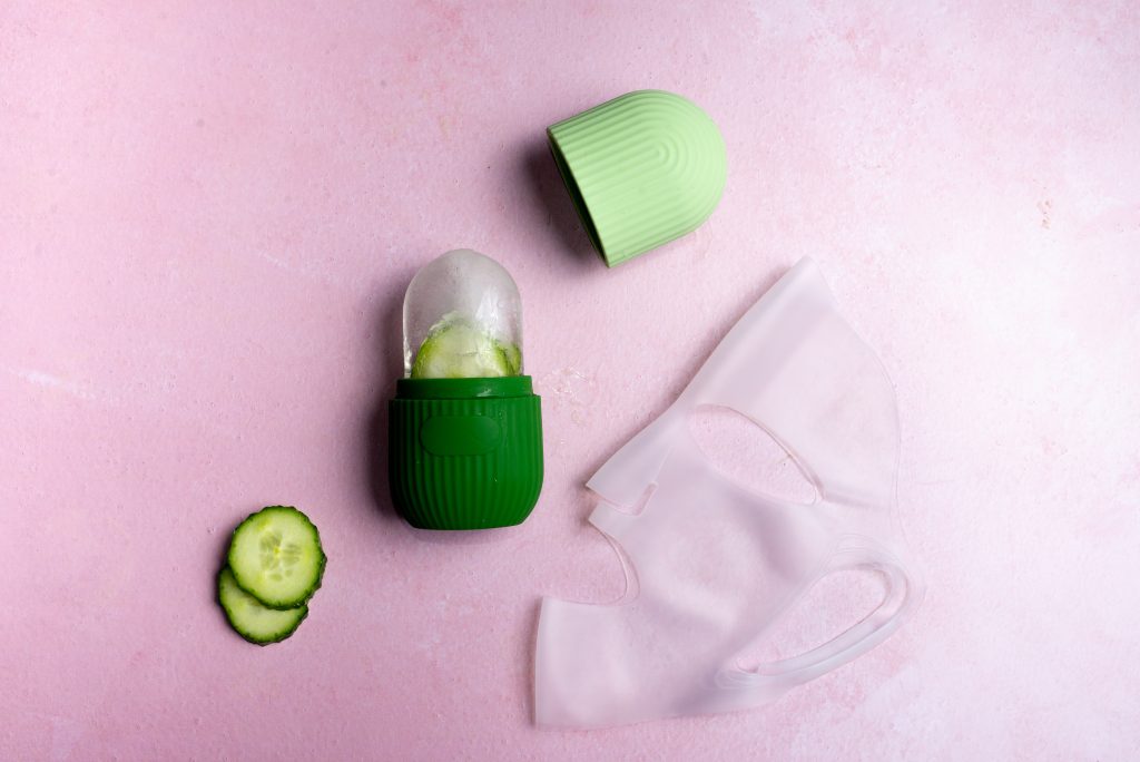 Masque visage à l'argile et accessoires de soin pour affiner le grain de peau