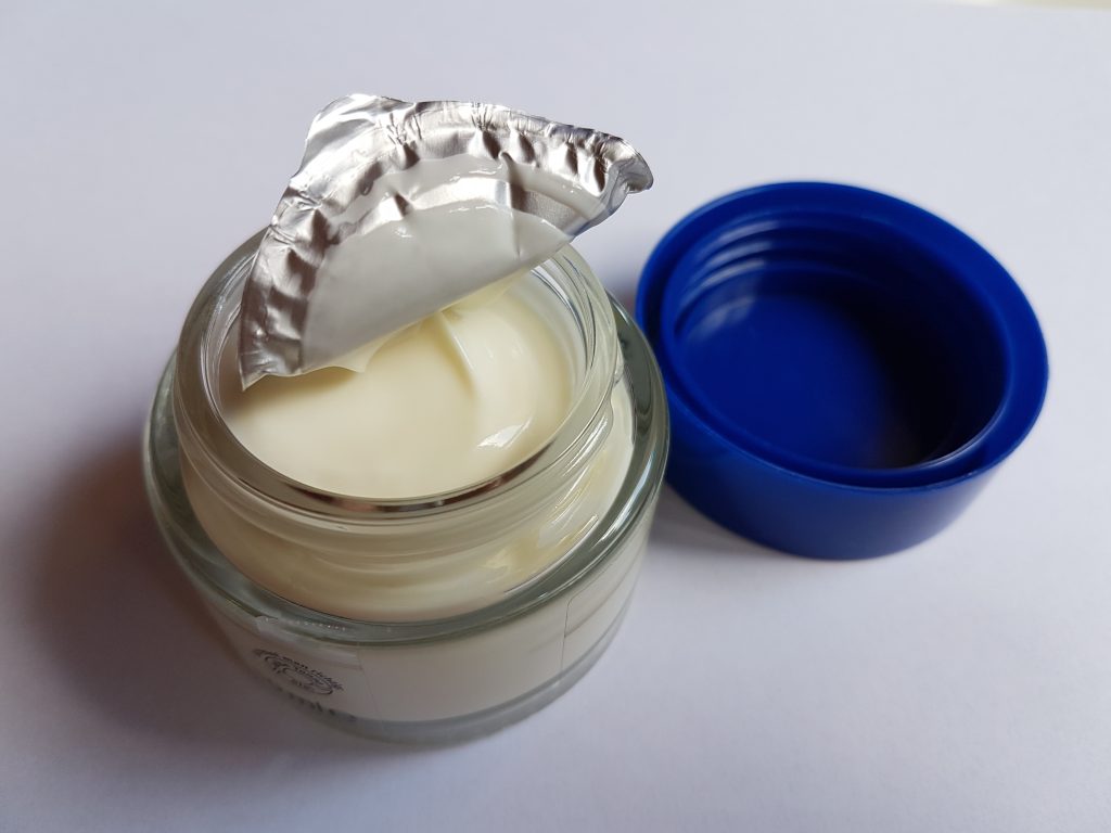 Pot de crème de soin visage riche en actifs pour resserrer les pores