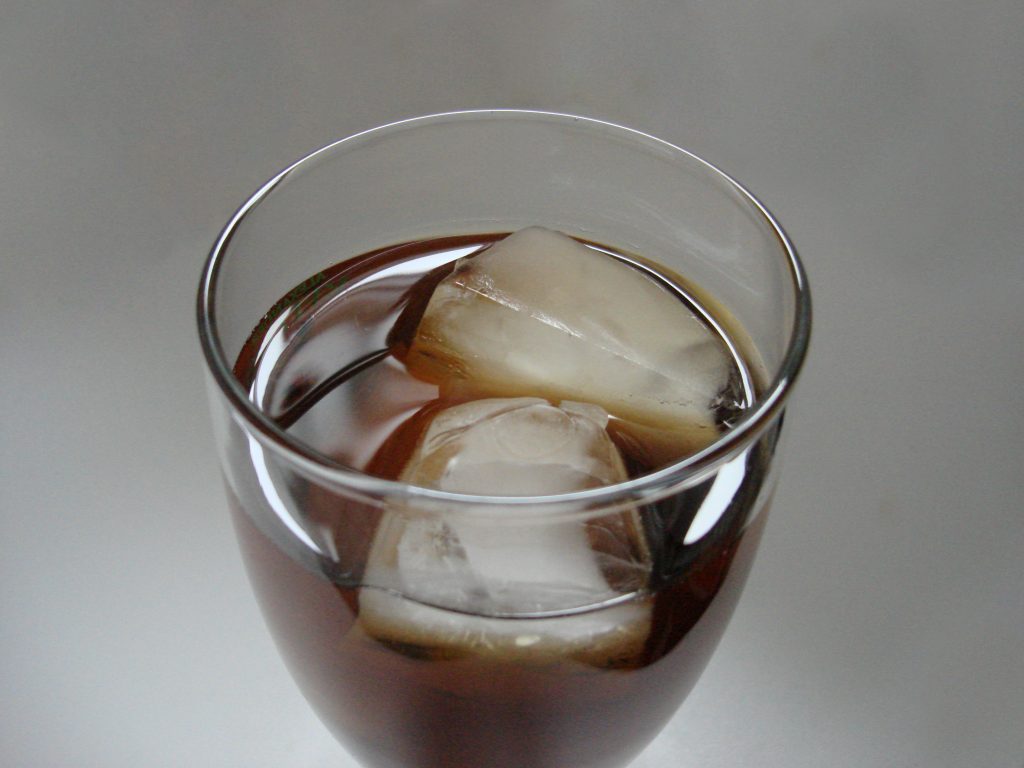 Verre de thé glacé maison avec glaçons, boisson d'été sans sucre