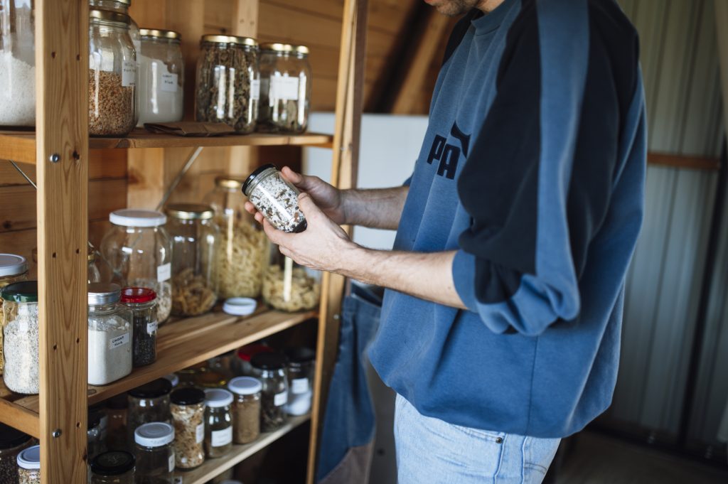 Étagère de cuisine bien rangée avec des bocaux organisés