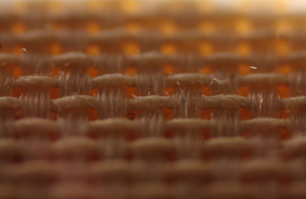 Gros plan sur le tissage naturel et régulier du lin
