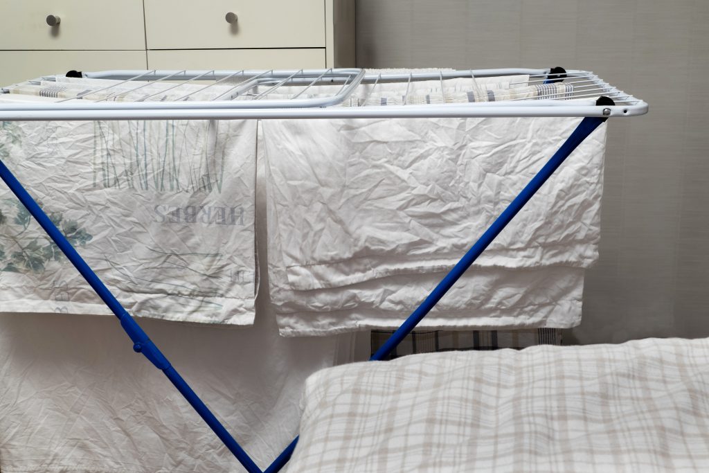 Linge en lin blanc séchant à l'air libre sur un séchoir