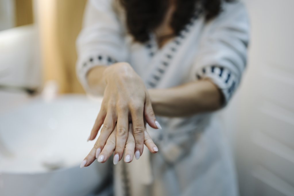 Mains soignées en gros plan, soin des ongles et hydratation